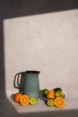 Modern stilleven met sinasappels en limoenen van John van de Gazelle fotografie