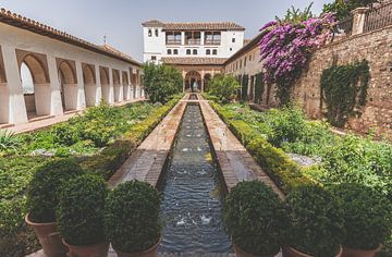 De Generalife villa van Alhambra  in Granada van Fotografiecor .nl