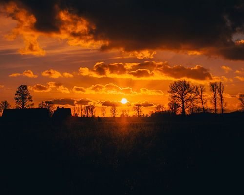Bewölkter Sonnenuntergang - Reisefotografie in Belgien, Europa | Goldene Stunde Foto