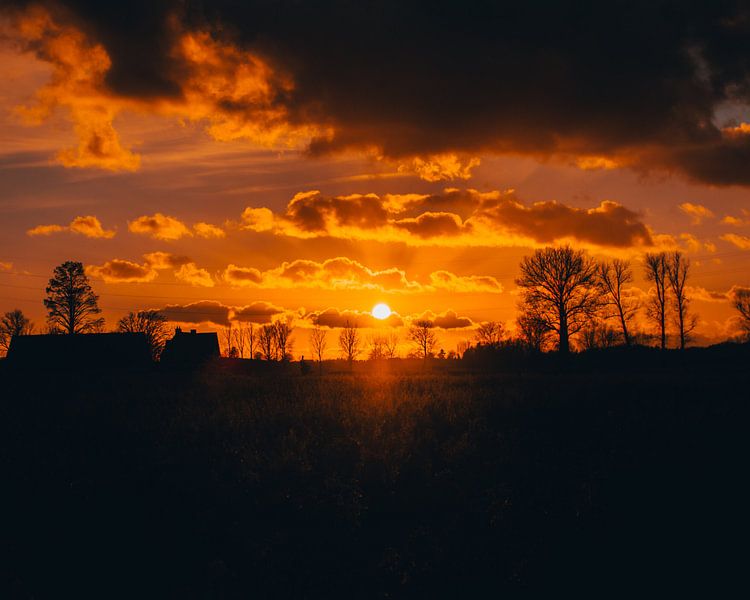 Bewolkte zonsondergang - Reisfotografie in België, Europa | Golden hou van Tim Goossens