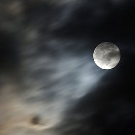 La pleine lune et les nuages sur cuhle-fotos