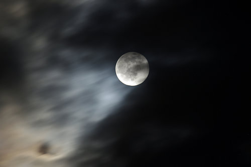 Volle maan en wolken