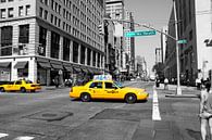 New York straatbeeld met Yellow Cabs. van Ton de Koning thumbnail