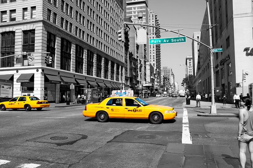 New York straatbeeld met Yellow Cabs. van Ton de Koning