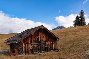 Holzhütte in bayerischer Landschaft