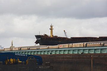 Zeeschepen en binnen vaart in de haven Rotterdam van scheepskijkerhavenfotografie