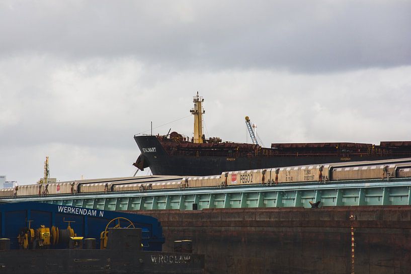 Sea-going vessels and inland navigation in the port of Rotterdam by scheepskijkerhavenfotografie