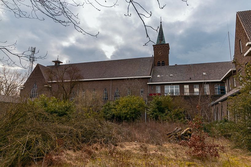 Quiet Height : La tour de l'horloge et le jardin envahi par la végétation d'un monastère abandonné par Het Onbekende