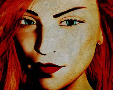 Een jonge vrouw met rood haar die naar je kijkt