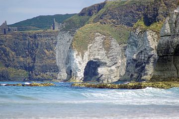 La plage de White Rocks est située directement sur la Causeway Coastal Route.