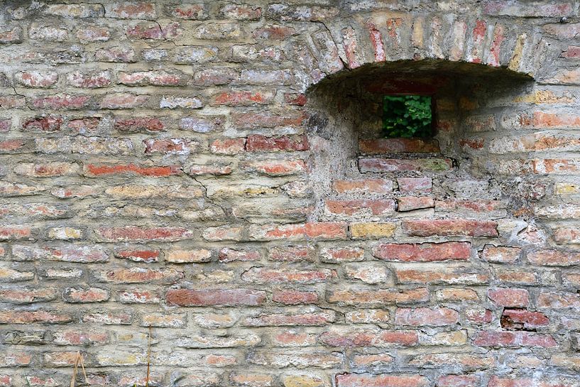 Eine historische Mauer mit Öffnung von Ulrike Leone