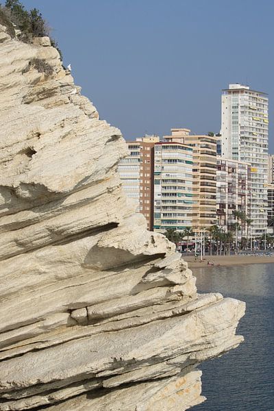 Rotsen in Benidorm van Lukas van der Burg