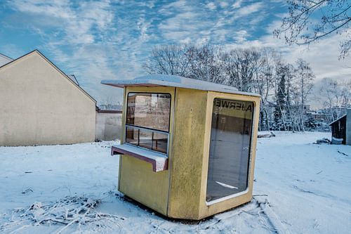 Baufälliger Kiosk in der Kälte