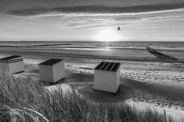 Zonsondergang over de strandhuisjes van Domburg in zwart/wit van Danny Bastiaanse