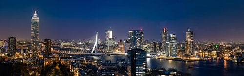 Panorama van Rotterdam in de avond