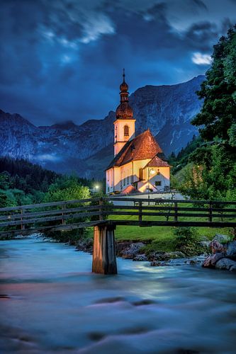 Église dans les montagnes le soir