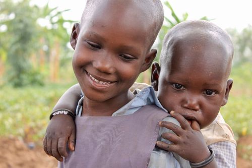 Zusjes in Uganda, Afrika