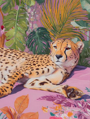 Ruhender Gepard auf rosa Leinwand, umgeben von tropischen Blättern und bunten Blumen