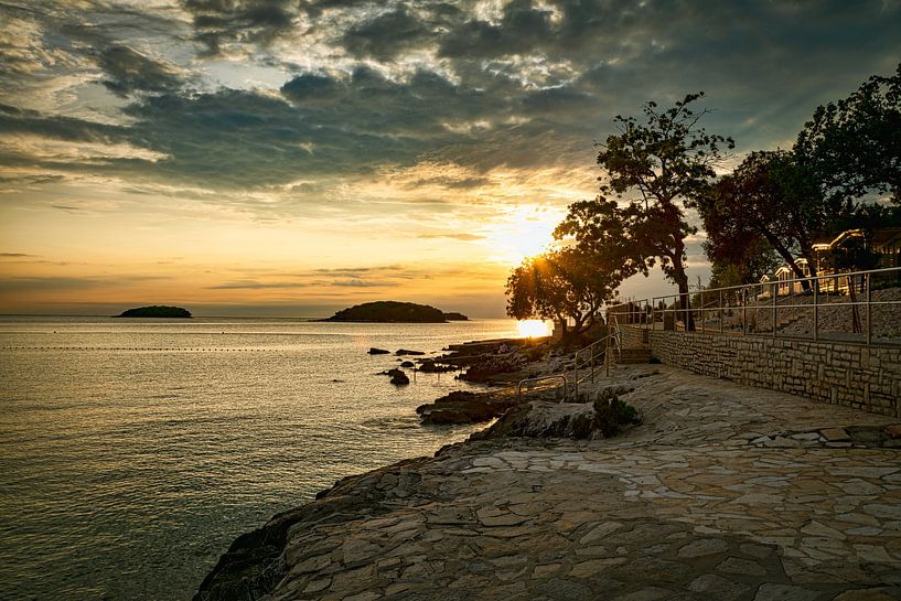 Coucher de soleil sur la plage en Croatie avec un ciel rouge et orange et un arbre solitaire par ChrisWillemsen