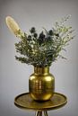 Joli bouquet dans un vase doré par Marjolein van Middelkoop Aperçu