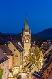 Martinstor in Freiburg im Breisgau am Abend von Werner Dieterich
