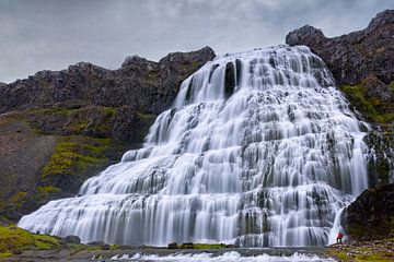 Dynjandi waterval met persoon, IJsland van Adelheid Smitt