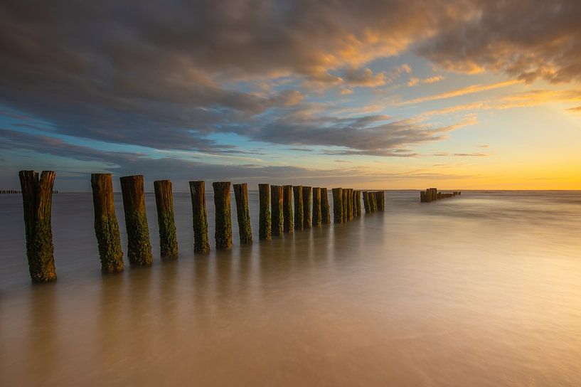 Strandpfähle in Schoorl von peterheinspictures