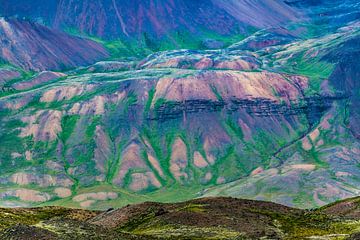 Paysages montagneux colorés et accidentés en Islande sur Bob Janssen