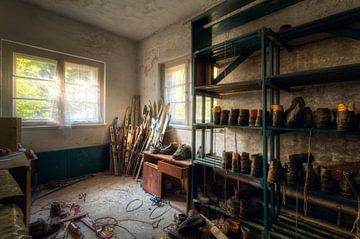 Skiausrüstung in verlassenem Raum von Roman Robroek