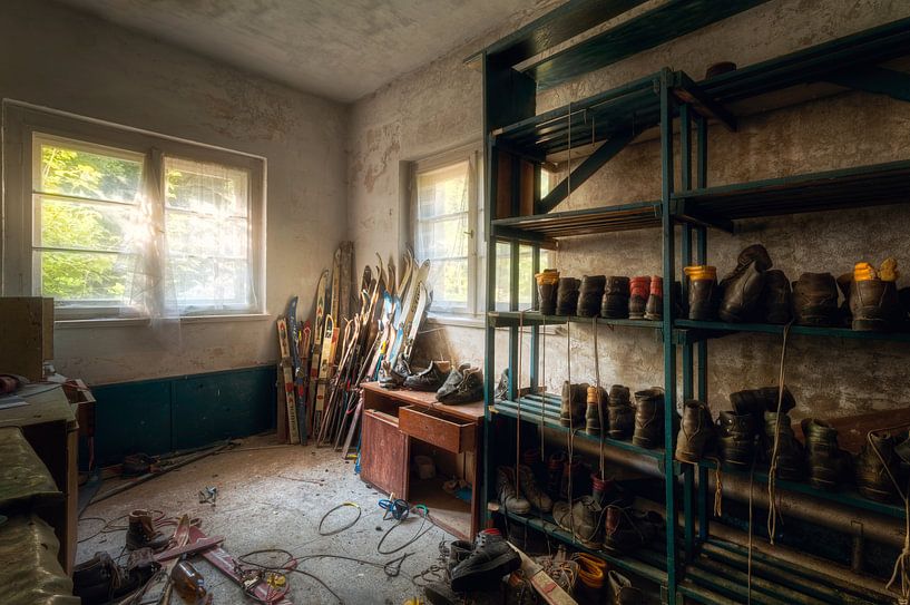 Skiausrüstung in verlassenem Raum. von Roman Robroek – Fotos verlassener Gebäude