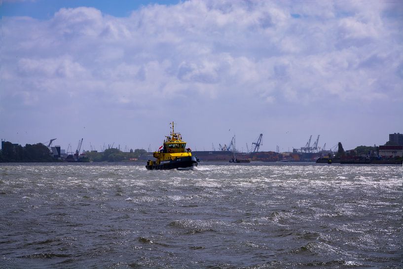 Lotsenboot mit Kränen im Hintergrund von FotoGraaG Hanneke