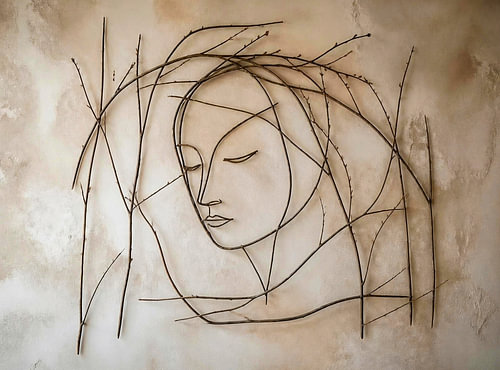 Meditatief wabi-sabi-portret van takken: organische wandkunst op kalkpleister