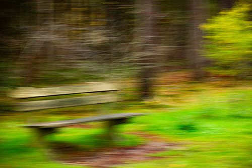 Bankje in het bos (ICM fotografie, abstract)