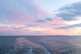 Segelboot bei Sonnenuntergang auf Vlieland von Wad of Wonders
