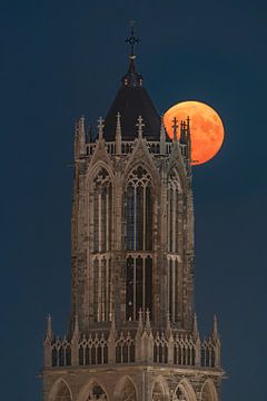 Domtoren Utrecht met blauwe supermaan van Jurrie Renskers