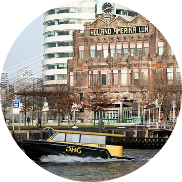 Watertaxi vaart weg van de terminal op de Kop van Zuid van Rick Van der Poorten