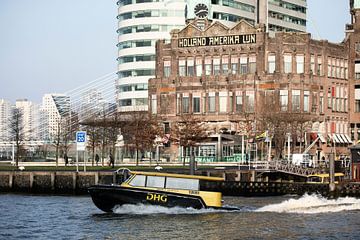 Watertaxi vaart weg van de terminal op de Kop van Zuid van Rick Van der Poorten