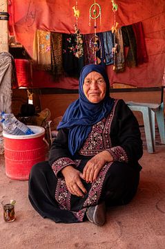 Bedoeïnevrouw drinkt thee in Petra van CHI's Fotografie
