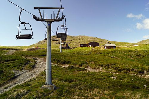 Rijd met de stoeltjeslift in Glencoe Mountain Resort. Zicht op het betoverende landschap.