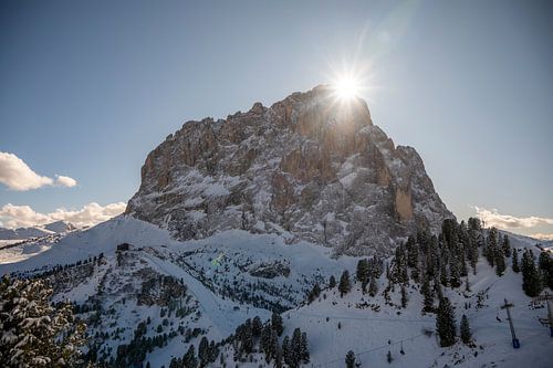 Der Sellastock in den Dolemiten mit der Sonne von Marjolijn Nugteren