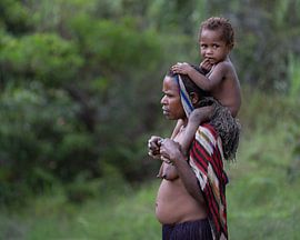 Mother carries her child on her back by Anges van der Logt