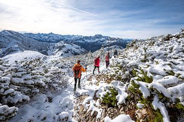 Wandelaars op de Iseler in lichte sneeuw van Leo Schindzielorz
