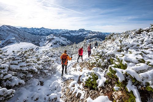 Wandelaars op de Iseler in lichte sneeuw