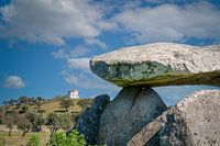 Dolmen voor oude molen in Portugal