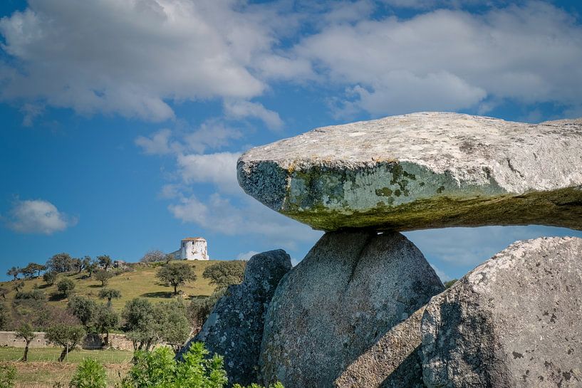 Dolmen voor oude molen in Portugal van Detlef Hansmann Photography