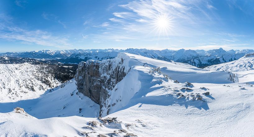 Panoramisch uitzicht over het Kleinwalsertal en de Allgäuer Alpen van Leo Schindzielorz