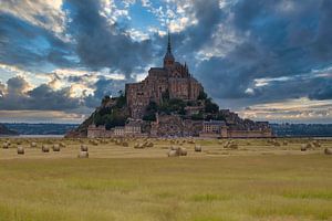 Dramatischer Himmel über dem Mont Saint Michel