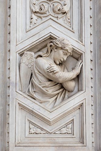 Engel als detail op ingangspoort van de kathedraal van Florence in Italië