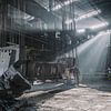 Zonnenstralen in een verlaten staalfabriek van Steven Dijkshoorn