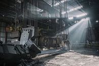 Sonnenstrahlen in einer verlassenen Stahlfabrik von Steven Dijkshoorn Miniaturansicht